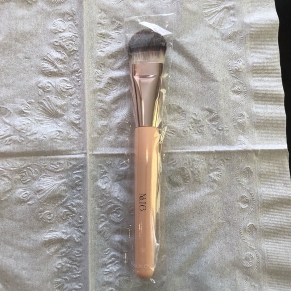 Doll 10 Smoothing Foundation Makeup Brush Size No. 16 - Picture 1 of 8